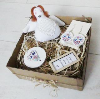 Folklórny darčekový box s anjelikom, folklórnymi náušnicami a dekoráciami (Folklórna darčeková krabička obsahujúca náušnice, anjelika a závesné dekorácie)