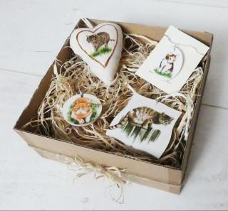 Handmade darčekový box pre milovníčky mačiek s príveskom, kľúčenkou a dekoráciou (Handmade darčekový box pre milovníčky mačiek s príveskom, šitým srdiečkom, kľúčenkou a závesnou dekoráciou)