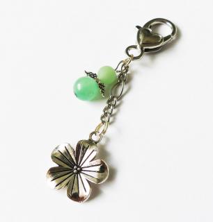 Handmade kľúčenka/prívesok s kvetom a anjelom z avanturínu a jadeitu (Ručne vyrobená kľúčenka s motívom kvetu a anjela s liečivým kameňom avanturínom a jadeitom)