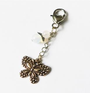 Handmade kľúčenka/prívesok s motýľom a anjelom z ruženínu a opalitu (Ručne vyrobená kľúčenka s motívom motýľa a anjela s liečivým kameňom ruženínom a mesačným kameňom)