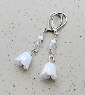 Handmade náušnice biele kvety - chirurgická oceľ (Handmade visiace náušnice biele tulipány z chirurgickej ocele)