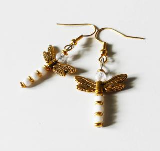Handmade náušnice zlaté vážky (Handmade visiace zlato-biele náušnice s z korálok )