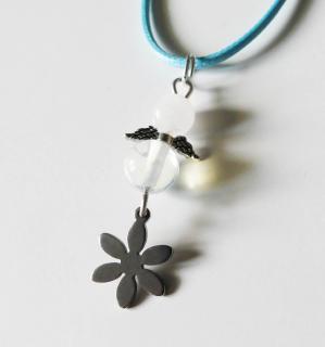 Handmade prívesok z liečivého kameňa opalitu s anjelikom a kvietkom (Prívesok z liečivého kameňa ruženínu a opalitu s kvetinou a anjelom)