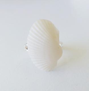 Handmade prsteň - biela morská mušľa 2 (Handmade prsteň s bielou morskou mušľou)