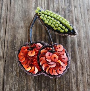 Handmade šitá korálková brošňa čerešne (Handmade šitá brošňa z korálok čerešne)