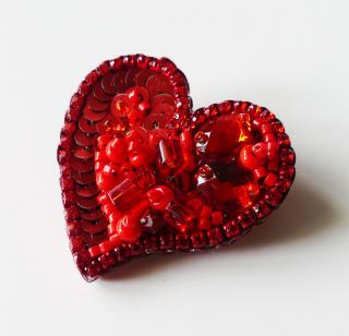 Handmade šitá korálková brošňa červené srdiečko (Handmade šitá brošňa z korálok červené srdce)