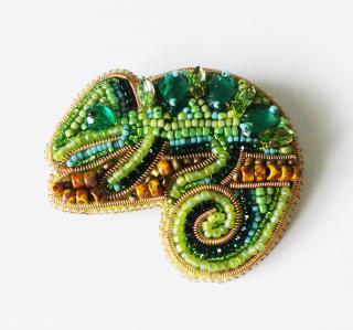 Handmade šitá korálková brošňa chameleón (Handmade šitá brošňa z korálok v tvare chameleóna)