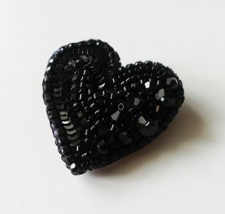 Handmade šitá korálková brošňa čierne srdiečko (Handmade šitá brošňa z korálok čierne srdce)