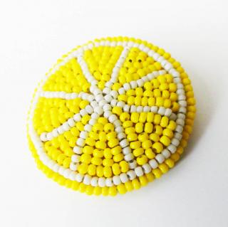 Handmade šitá korálková brošňa citrón (Handmade šitá brošňa z korálok v tvare citróna)