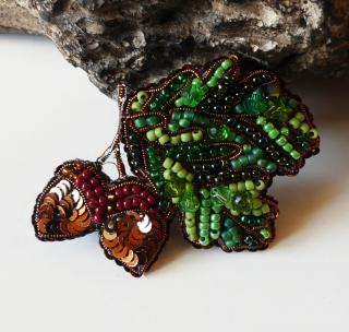 Handmade šitá korálková brošňa dubový list (Handmade šitá brošňa z korálok - dubové listy)