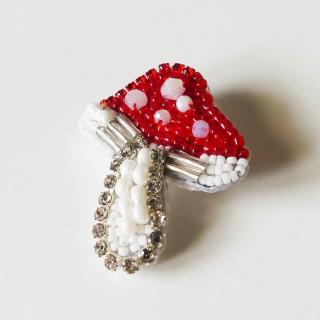 Handmade šitá korálková brošňa hríb (Handmade šitá brošňa z korálok muchotrávka)