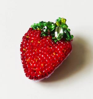 Handmade šitá korálková brošňa jahoda (Handmade šitá brošňa z korálok - jahoda)