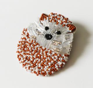Handmade šitá korálková brošňa ježko (Handmade šitá brošňa z korálok - ježko)