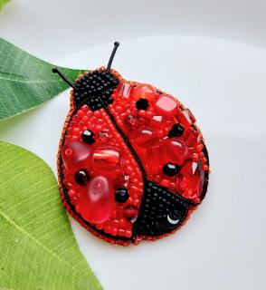 Handmade šitá korálková brošňa lienka (Handmade šitá brošňa z korálok - lienka)