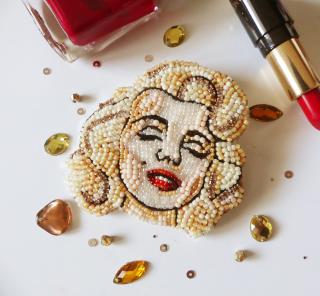 Handmade šitá korálková brošňa Marilyn Monroe (Handmade šitá brošňa z korálok portrét Marilyn Monroe)