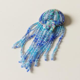 Handmade šitá korálková brošňa medúza (Handmade šitá brošňa z korálok - modrá medúza)