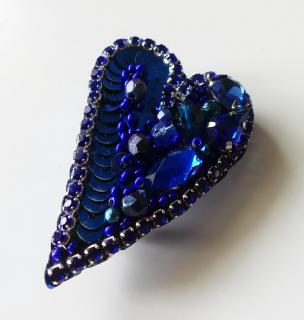 Handmade šitá korálková brošňa modré srdiečko (Handmade šitá brošňa z korálok modré srdce)