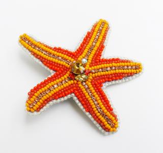 Handmade šitá korálková brošňa morská hviezdica (Handmade šitá brošňa z korálok v tvare morskej hviezdice)