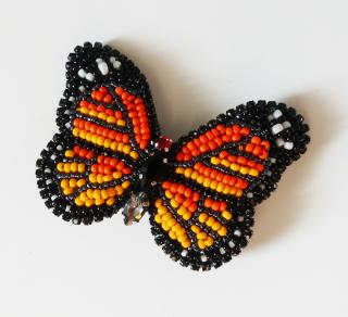 Handmade šitá korálková brošňa motýľ monarch (Handmade šitá brošňa z korálok v tvare motýľa)