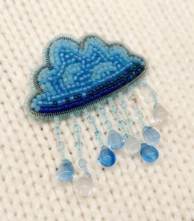 Handmade šitá korálková brošňa oblak - dážď (Handmade šitá brošňa z korálok - obláčik s kvapkami dažďa)