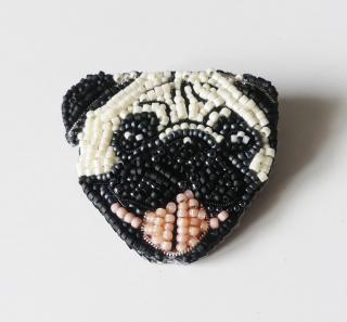 Handmade šitá korálková brošňa psík mops (Handmade šitá brošňa z korálok portrét psa mopsa)