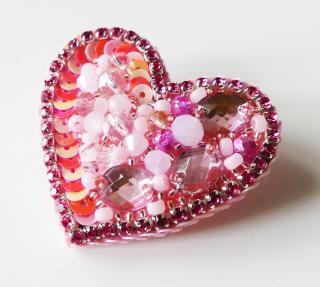 Handmade šitá korálková brošňa ružové srdiečko (Handmade šitá brošňa z korálok ružové srdce)