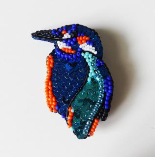 Handmade šitá korálková brošňa rybárik (Handmade šitá brošňa z korálok vtáčik rybárik)