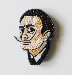 Handmade šitá korálková brošňa Salvador Dalí (Handmade šitá brošňa z korálok Salvador Dalí)