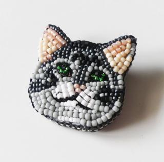 Handmade šitá korálková brošňa šedá mačka (Handmade šitá brošňa z korálok portrét sivej mačky)
