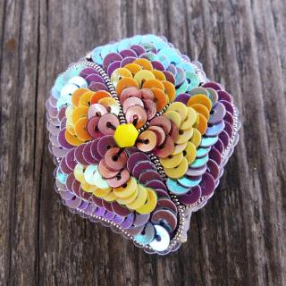 Handmade šitá korálková brošňa sirôtka (Handmade šitá brošňa z korálok kvet sirôtky)