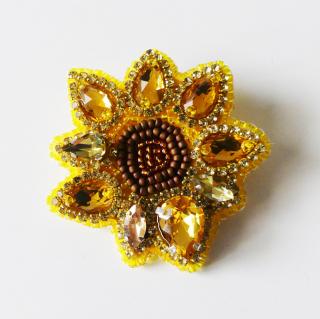 Handmade šitá korálková brošňa slnečnica (Handmade šitá brošňa z korálok v tvare slnečnice)