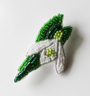 Handmade šitá korálková brošňa snežienka (Handmade šitá brošňa z korálok - kvet snežienky)