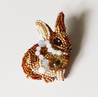 Handmade šitá korálková brošňa zajac (Handmade šitá brošňa z korálok - zajko)