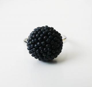 Handmade tmavosivý prsteň z obšívanej korálky (Handmade nastaviteľný sivý prsteň z korálok )