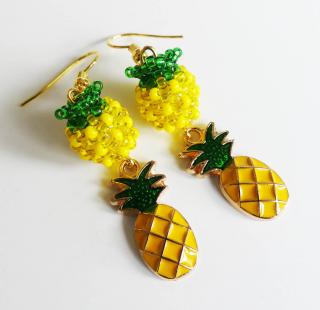 Handmade visiace náušnice ananásy (Handmade žlté visiace náušnice z korálok s motívom ananásov)