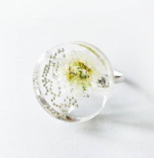 Handmade živicový kruhový prsteň s bielym kvetom (Handmade prsteň zo živice - biely kvet)