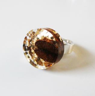 Handmade živicový kruhový prsteň s kávovým zrnom (Handmade prsteň zo živice - kávové zrno a trblietky)
