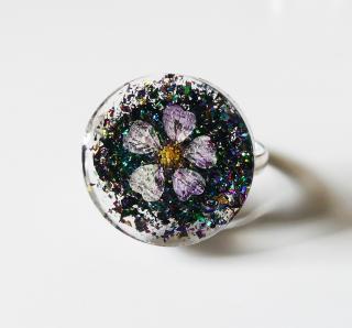Handmade živicový kruhový prsteň s kvetom a trblietkami  (Handmade prsteň zo živice s kvetom a trblietkami)