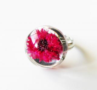 Handmade živicový polguľový prsteň - cyklámenový kvet (Handmade prsteň zo živice s cyklámenovým kvetom)