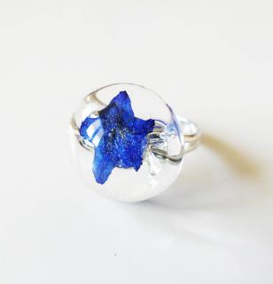 Handmade živicový polguľový prsteň - modrofialový kvet (Handmade prsteň zo živice s modrofialovým kvetom)
