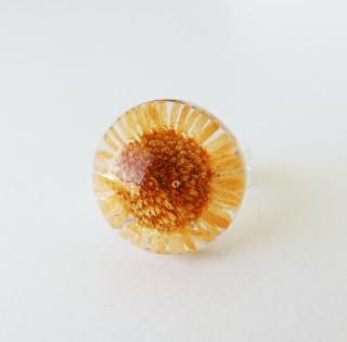 Handmade živicový polguľový prsteň - oranžový kvet  (Handmade prsteň zo živice s oranžovým kvetom)