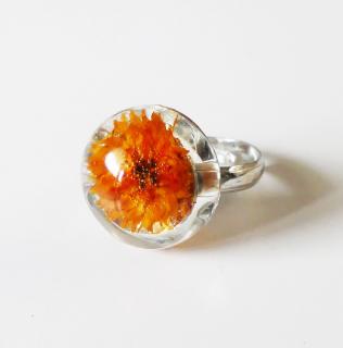 Handmade živicový polguľový prsteň - oranžový kvet (Handmade prsteň zo živice s oranžovým kvetom)