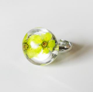 Handmade živicový polguľový prsteň - zelené kvety (Handmade prsteň zo živice so zelenými kvetmi)