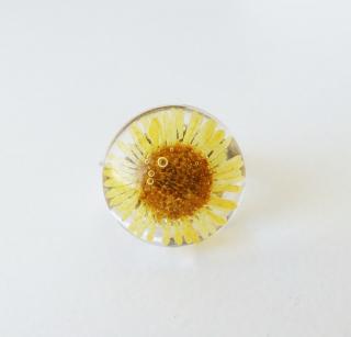 Handmade živicový polguľový prsteň - žltý kvet  (Handmade prsteň zo živice so žltým kvetom)