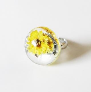 Handmade živicový polguľový prsteň - žltý kvet (Handmade prsteň zo živice so žltým kvetom)