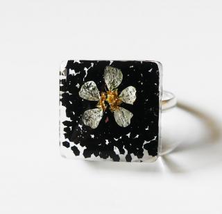 Handmade živicový štvorcový prsteň s bielym kvetom a trblietkami  (Handmade čierny prsteň zo živice )