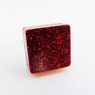 Handmade živicový štvorcový prsteň s červenými trblietkami  (Handmade červený prsteň zo živice )