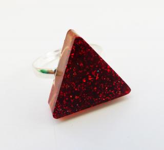 Handmade živicový trojuholníkový prsteň s červenými trblietkami  (Handmade červený prsteň zo živice )