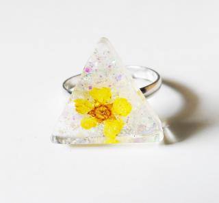 Handmade živicový trojuholníkový prsteň so žltým kvetom a trblietkami  (Handmade žltý prsteň zo živice )