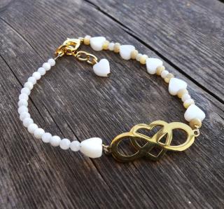 Jemný biely náramok z korálok perlete a chirurgickej ocele (Handmade biely zapínací náramok z korálok s chirurgickou oceľou)